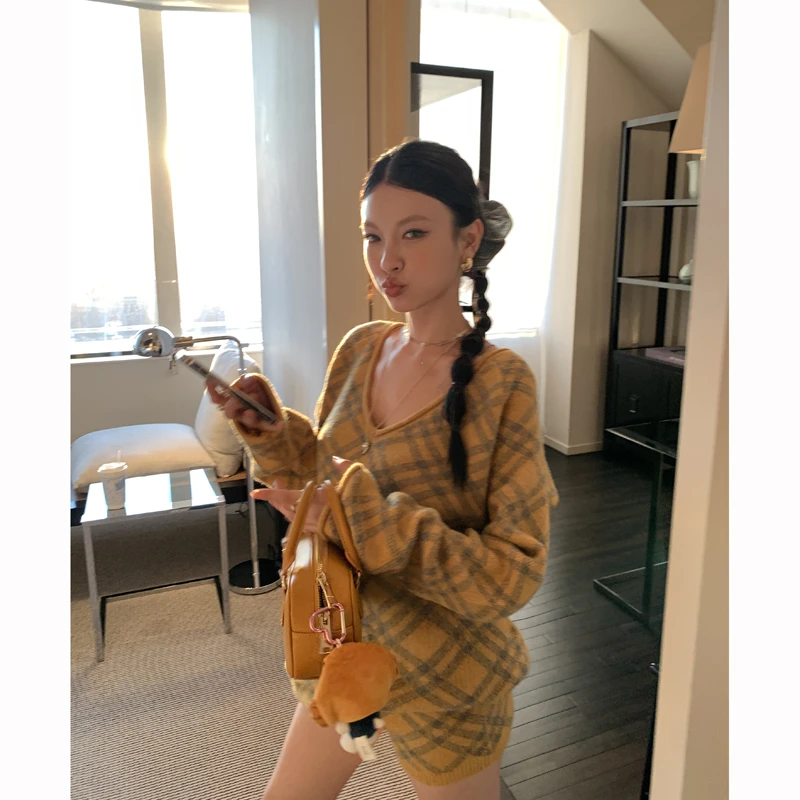 【暖洋洋】慵懒风v领格子毛衣女+高腰短裤套装3899
