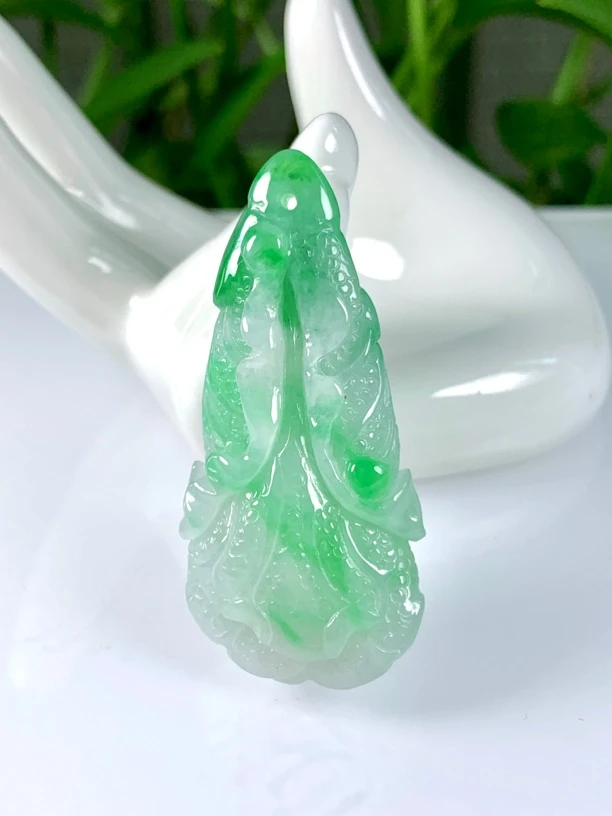 缅甸天然翡翠A货，精雕冰润飘阳绿白菜吊坠挂件雕刻精美巧雕飘绿