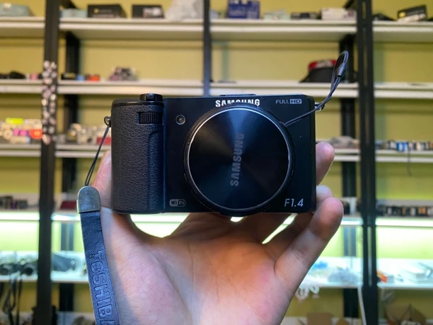 90新 Samsung/三星 ex2f 1.4超大光圈翻转屏相机适合人像自拍冷白