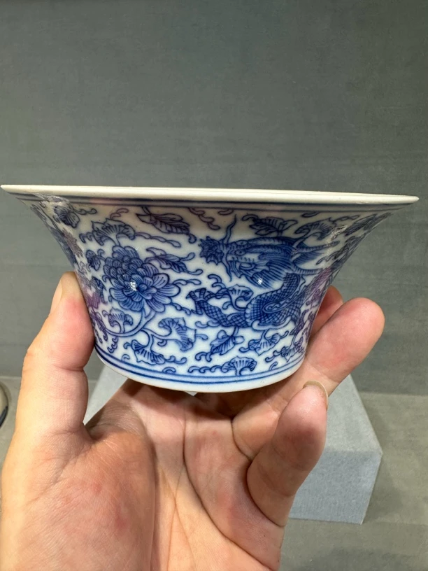 青花马蹄龙纹杯子