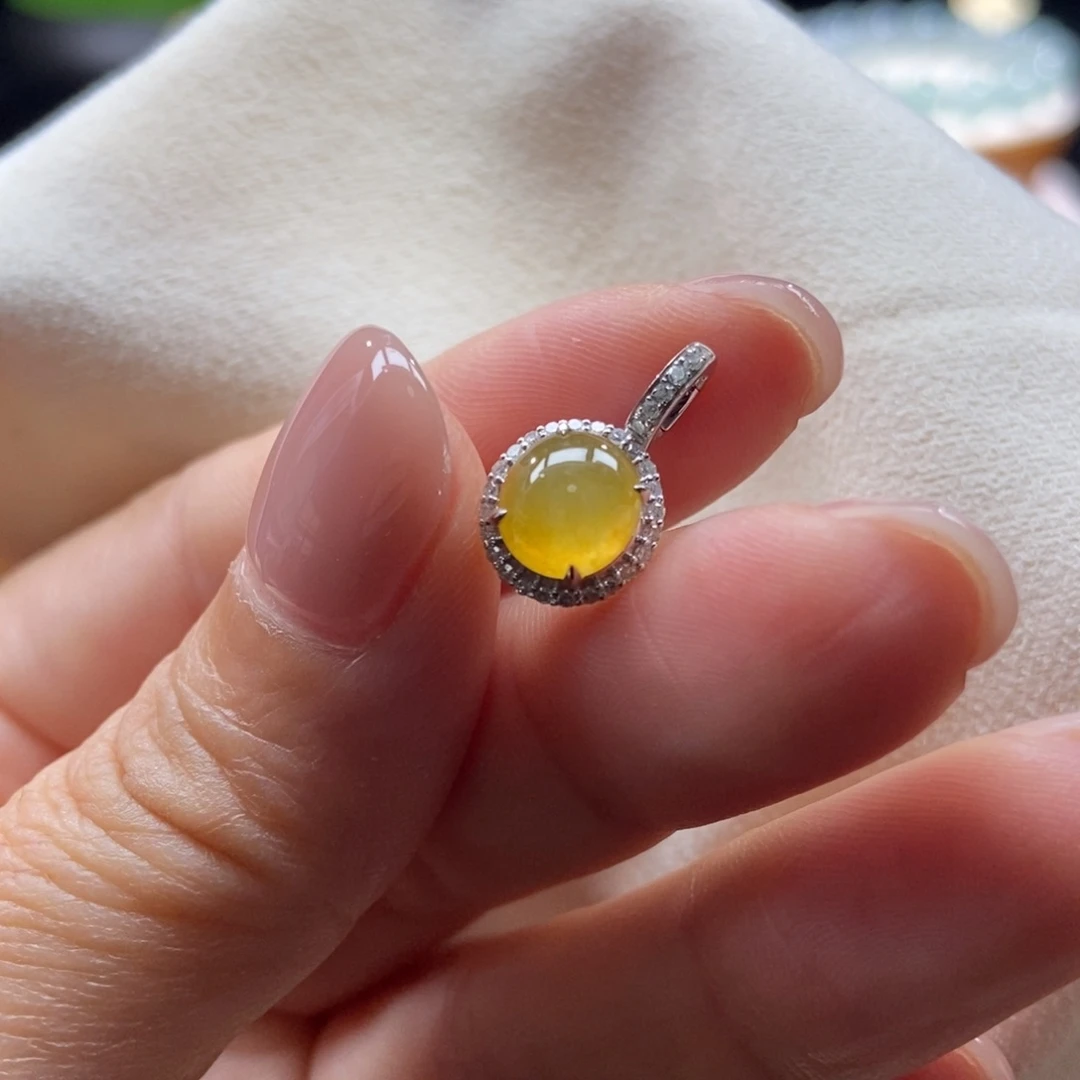 翡翠颈饰18K金镶嵌冰黄翡满色蛋面滴流