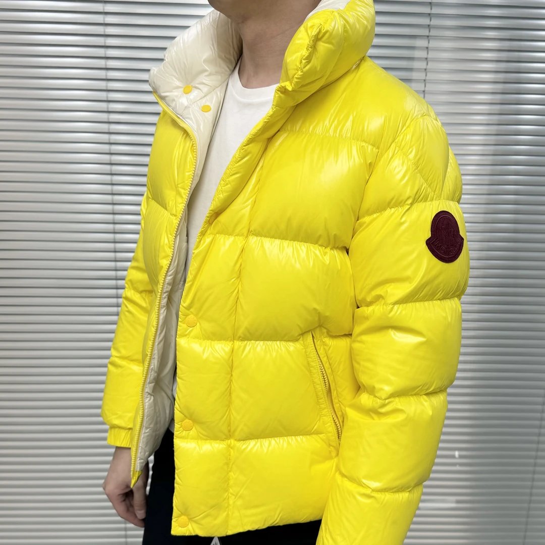 全新未使用 MONCLER 蒙口纯色亮面贴标立领羽绒服 男款 黄色