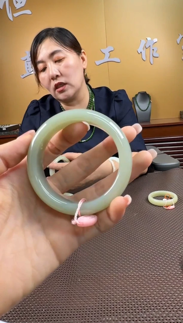 【闪购商品】和田玉手镯未镶嵌57