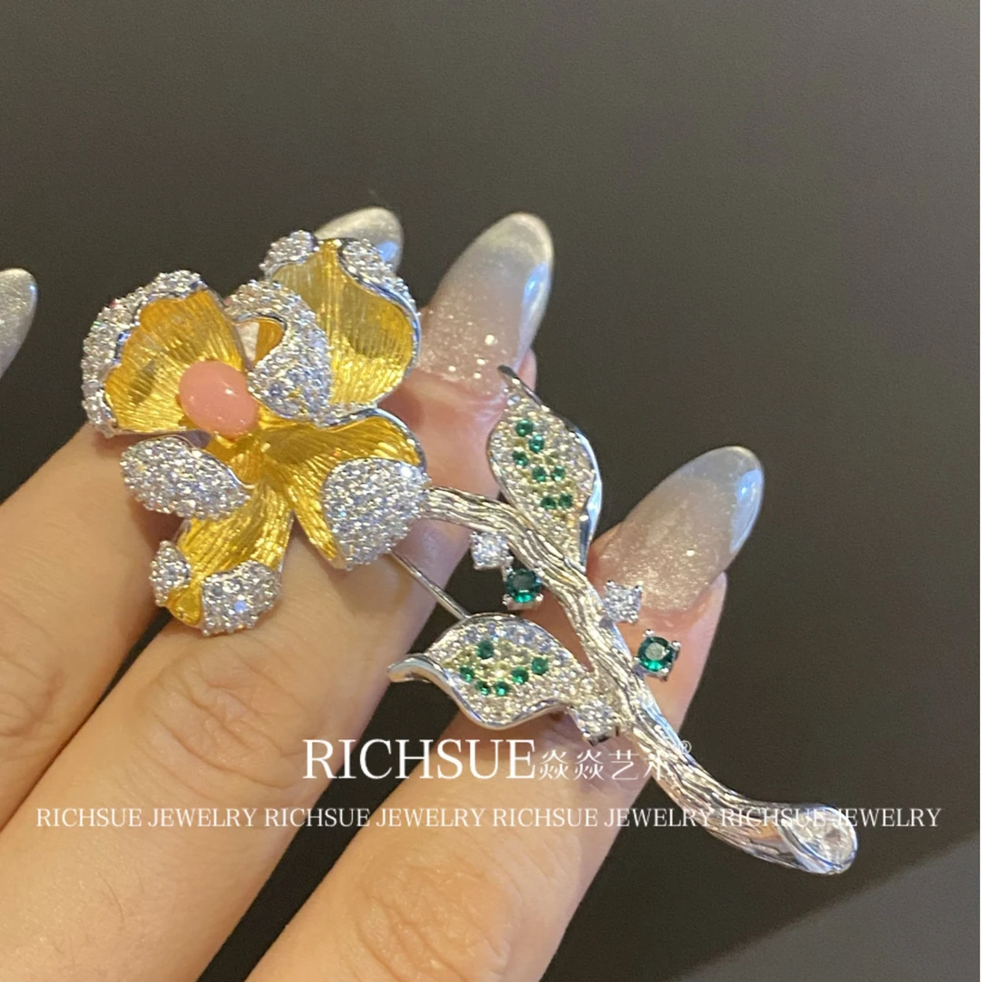 非金属合成锆石胸针 RICHSUE 拉丝花朵胸针 s925银镀金 一款多戴