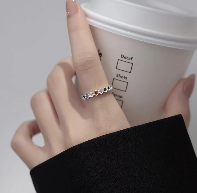 925银莫桑石戒指 (七彩排戒) 经典百搭时尚