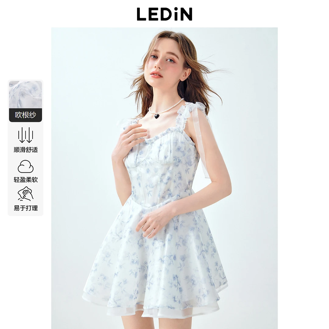 乐町显瘦宽肩带连衣裙夏新款显高塔克设计清新蓝碎花短裙