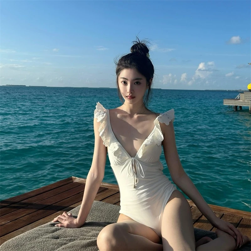 海浪熙白色气质小飞袖连体泳衣2025新款温泉仙女纯欲波收遮肉显瘦