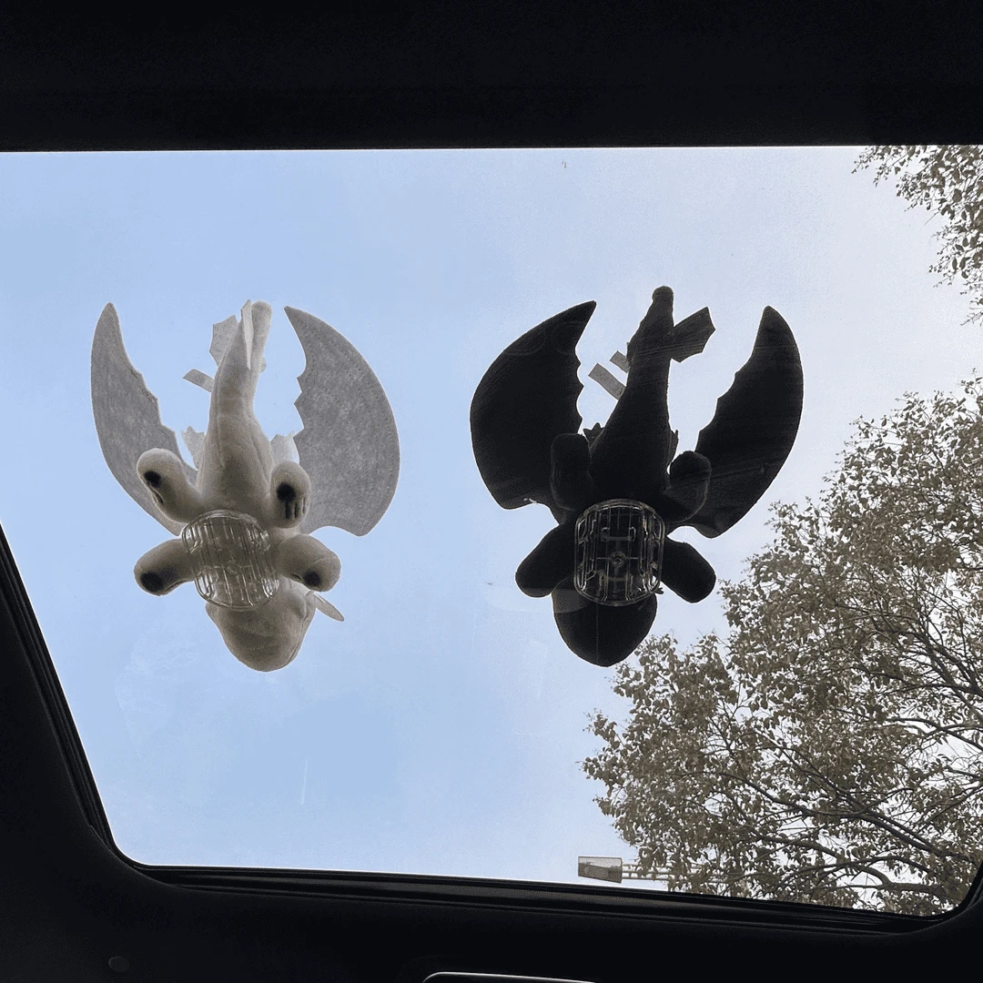 【翅膀可动】车载无牙仔尾部装饰摆件玩偶3M无痕胶黏贴车顶小飞龙