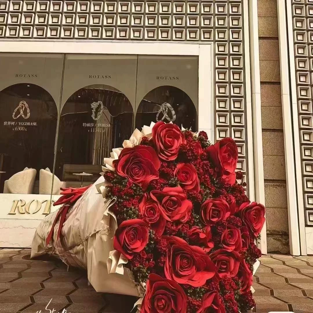 BJ/百界   情人节巨型手捧玫瑰花束网红打卡道具