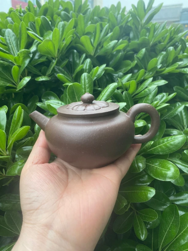 国工蒋彩莉原矿紫泥全手工莲灯壶200cc。（需定制没现货）