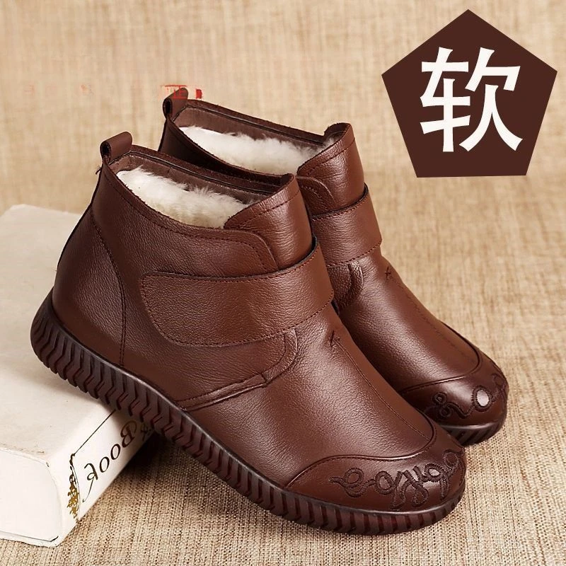真软皮羊毛妈妈棉鞋冬加绒软底短靴中老年奶奶保暖防滑雪地靴