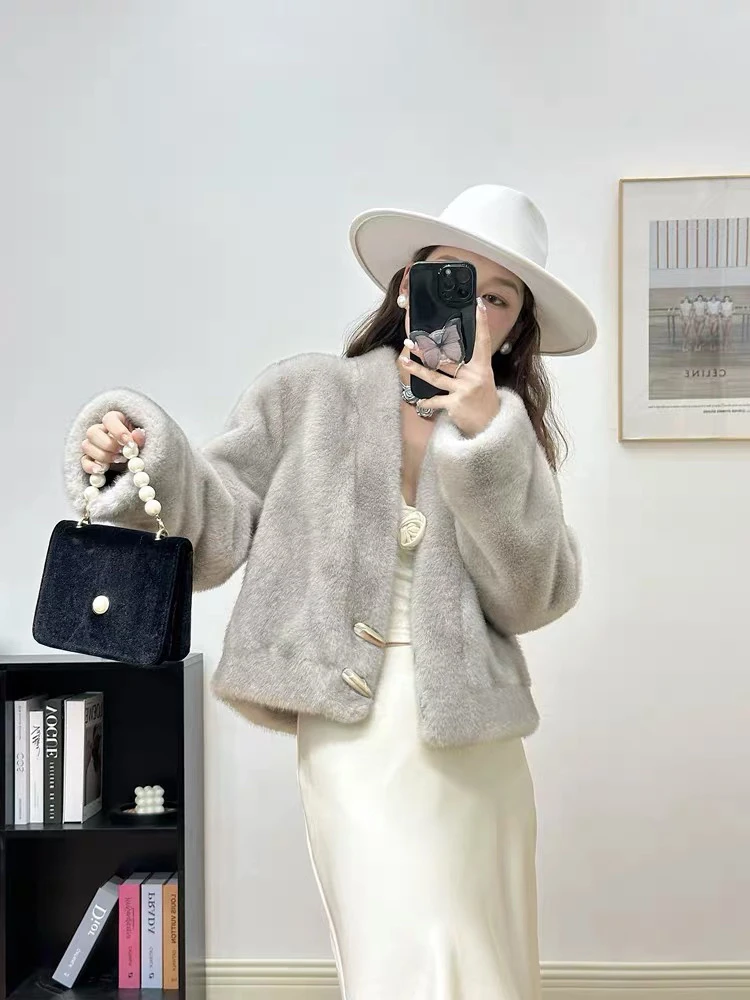 2023冬季新品仿水貂皮草外套女高级感大V领显瘦短款牛角扣毛大衣