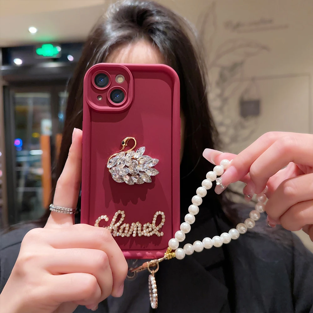 苹果15华为oppo/vivo小米立体带钻天鹅珍珠挂链手机壳mate60pro女