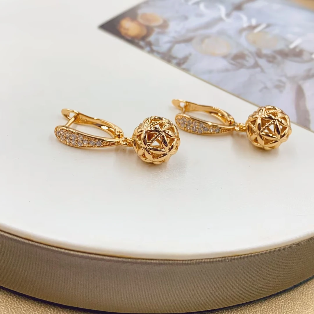 2391 高配香槟色镂空珠珠耳扣多样性发货