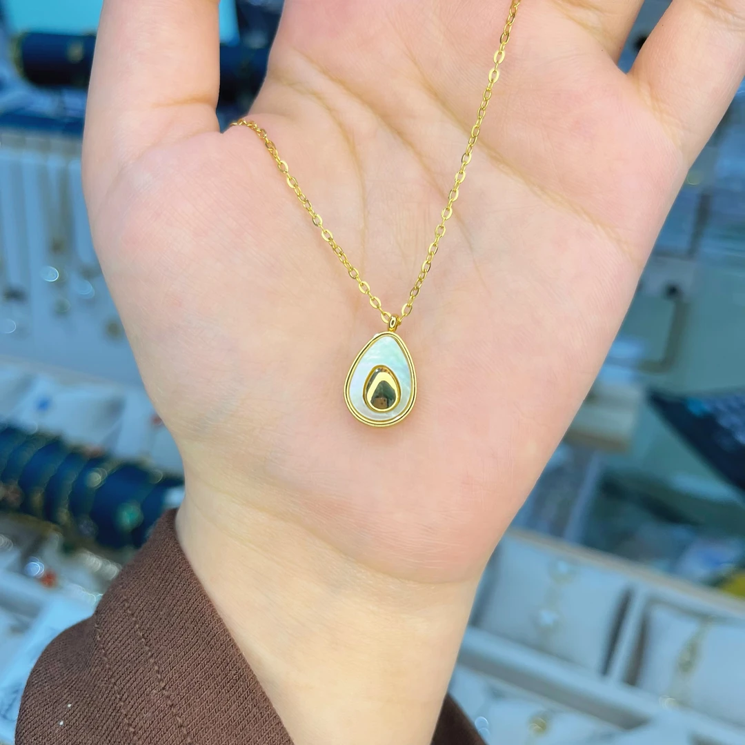 钛钢项链 时尚百搭精美气质贝壳牛油果灵动镶嵌绿色坠链钛钢项链