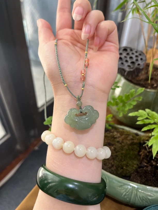 和田玉 晴水祥云锁吊坠