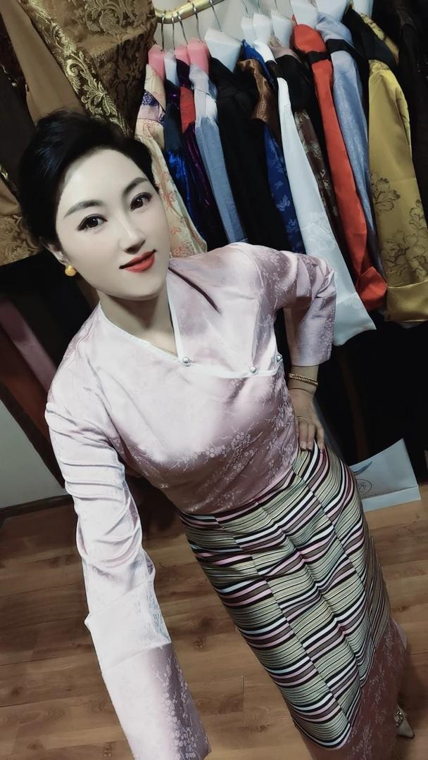 2023新款西藏服服有扣子的