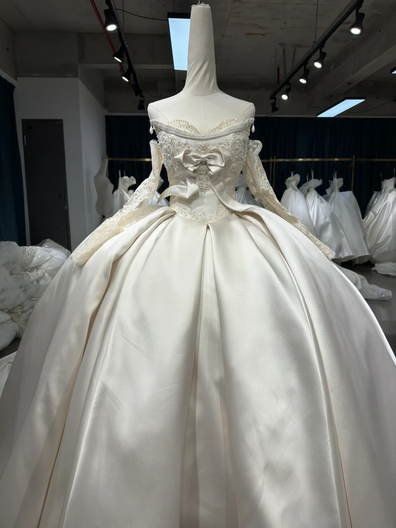 2025新款米色缎面抹胸婚礼拖尾婚纱，酒店婚礼，户外婚礼均可