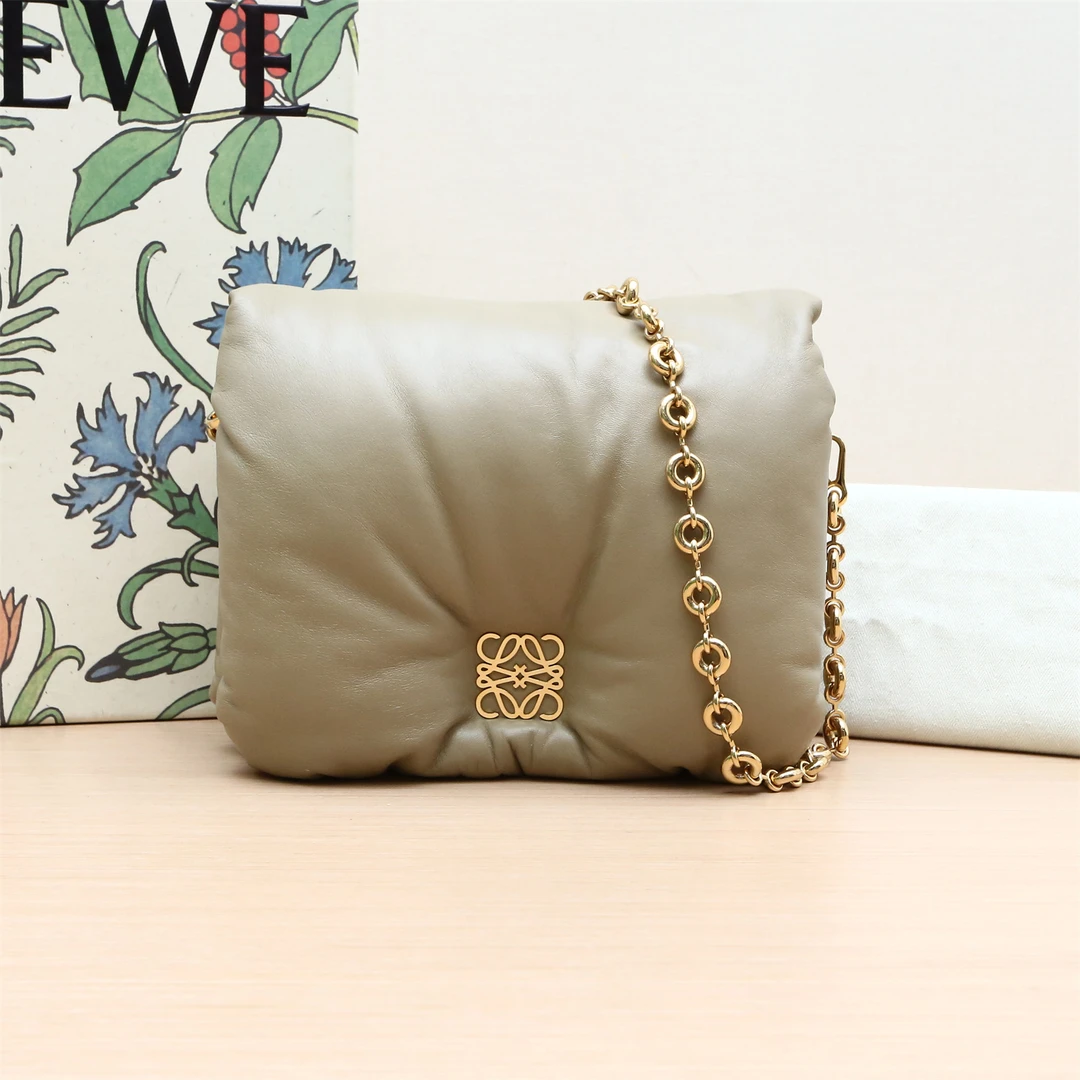 99新 LOEWE/罗意威 小花柳P234449061Puffer goya 浅绿色斜挎包