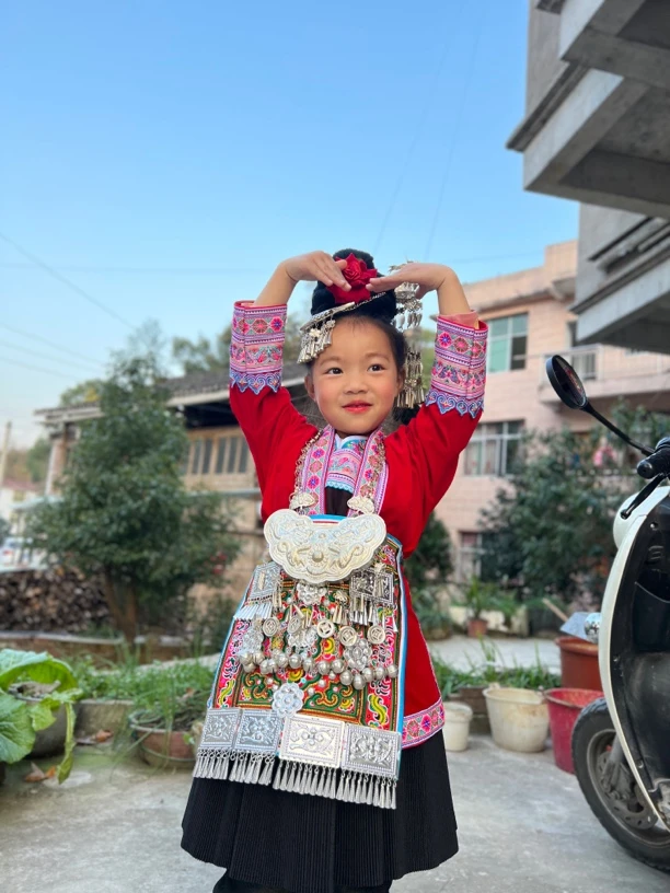 少数民族侗族服装 小朋友围裙网红女孩民族舞传统