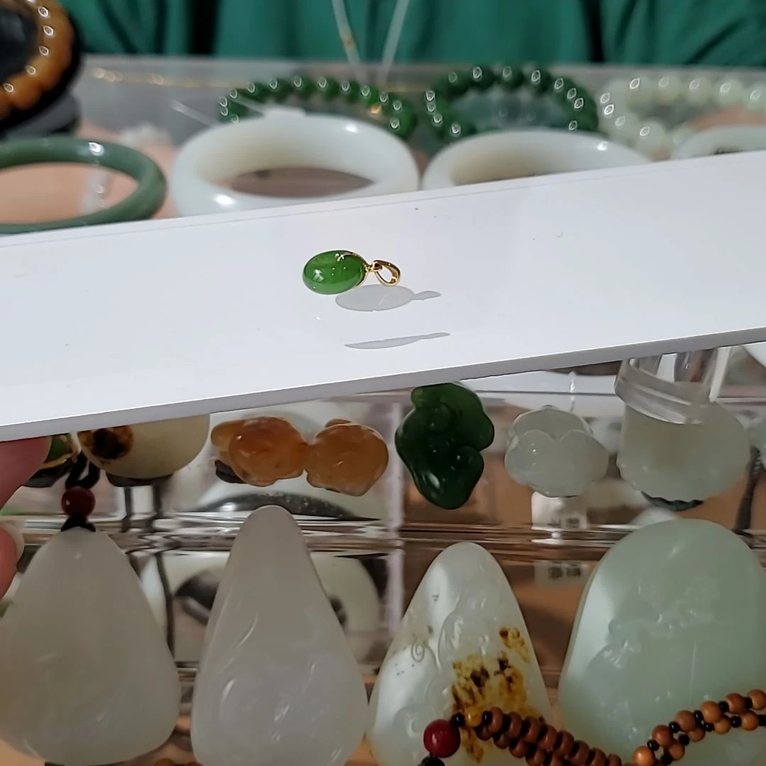 和田玉颈饰18K金镶嵌正宗俄碧苹果绿