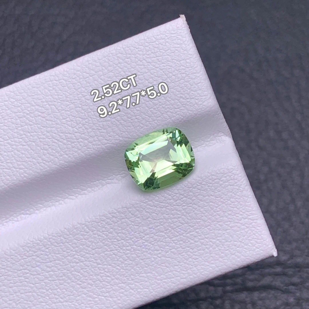 2.52克拉左右天然高颜值薄荷绿色绿碧玺欧切枕形裸石全净玻璃体美