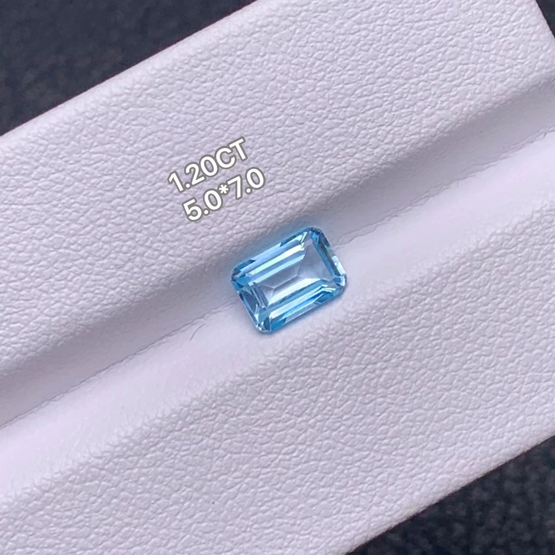 天然圣玛利亚托帕石裸石重1.10克拉5x7长方干净通透，祖切