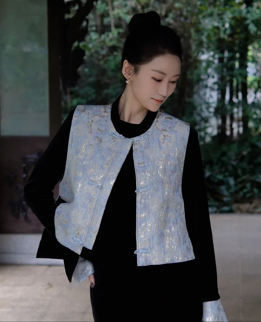 2024春季新款女新中式国风盘扣提花马甲+气质内搭上衣+丝绒半身裙