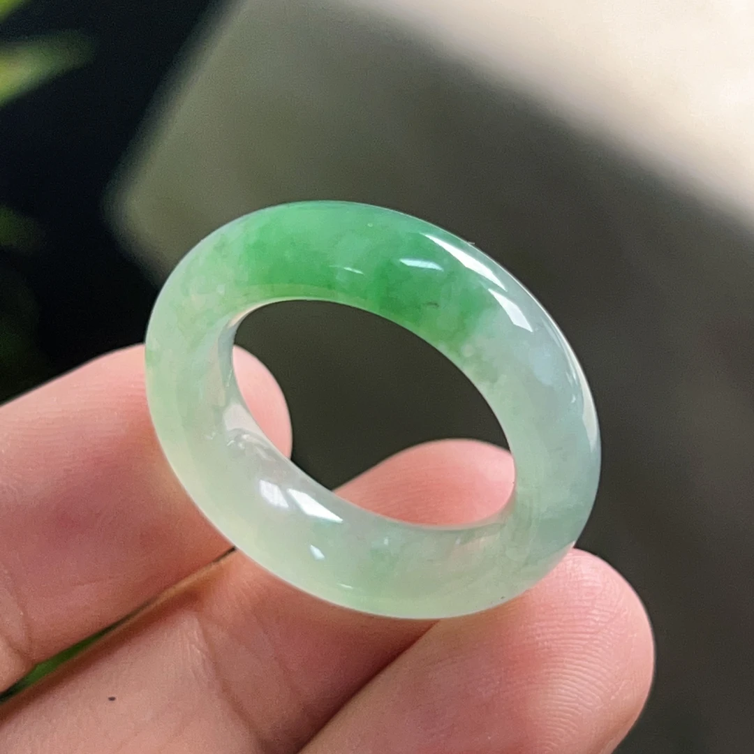 天然缅甸翡翠A货，冰种起胶甜绿飘花戒圈，内径卡18.3mm