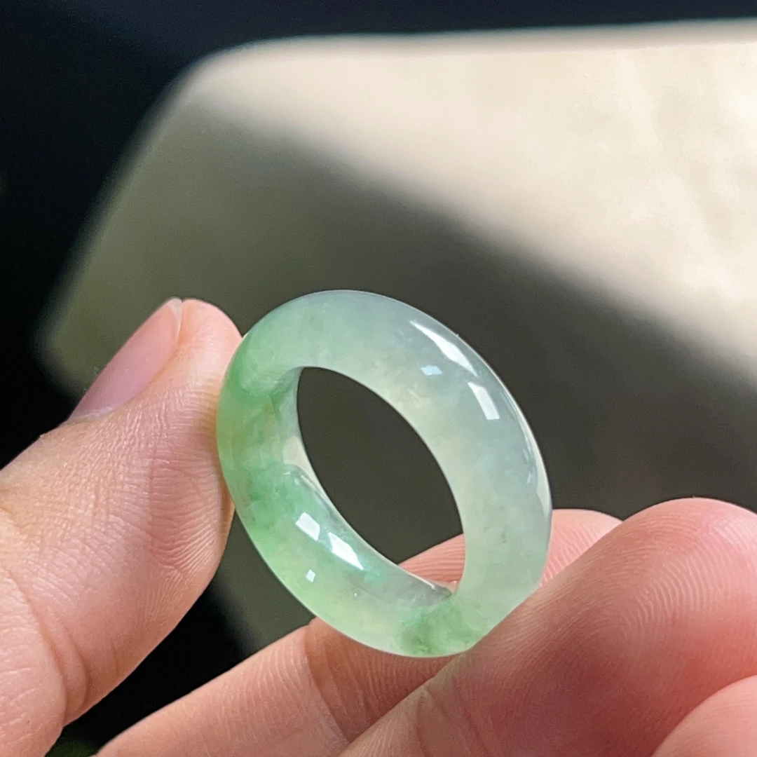 天然缅甸翡翠A货，冰种起胶甜绿飘花戒圈，内径卡16.4mm