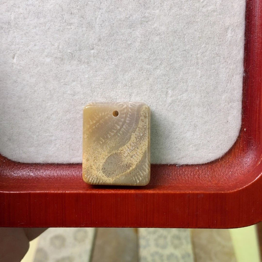 硅化玉颈饰未镶嵌V****）