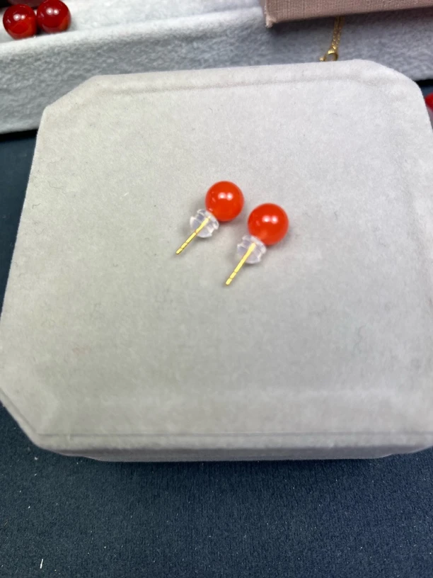18K金镶嵌的樱桃红耳钉，珠子尺寸8毫米，原矿，三无哟！