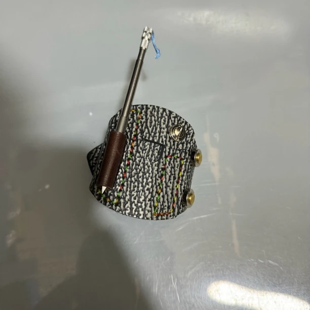 黄铜扣针扣野牛皮渔轮腕带