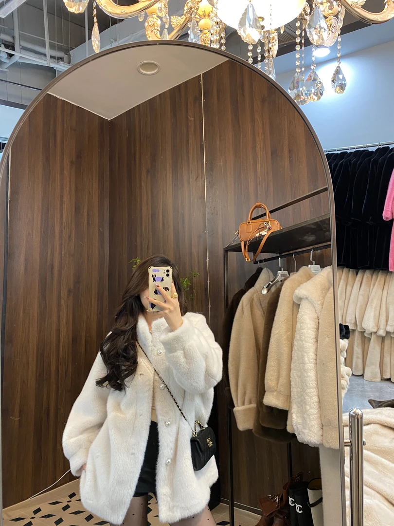【美丽瑶】2024秋冬新款设计师款中古款珍珠时尚百搭毛毛外套