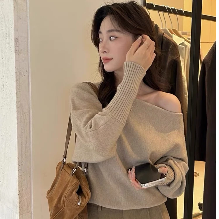 心机纯欲风一字肩露肩针织衫女秋季高级感慵懒毛衣内搭上衣