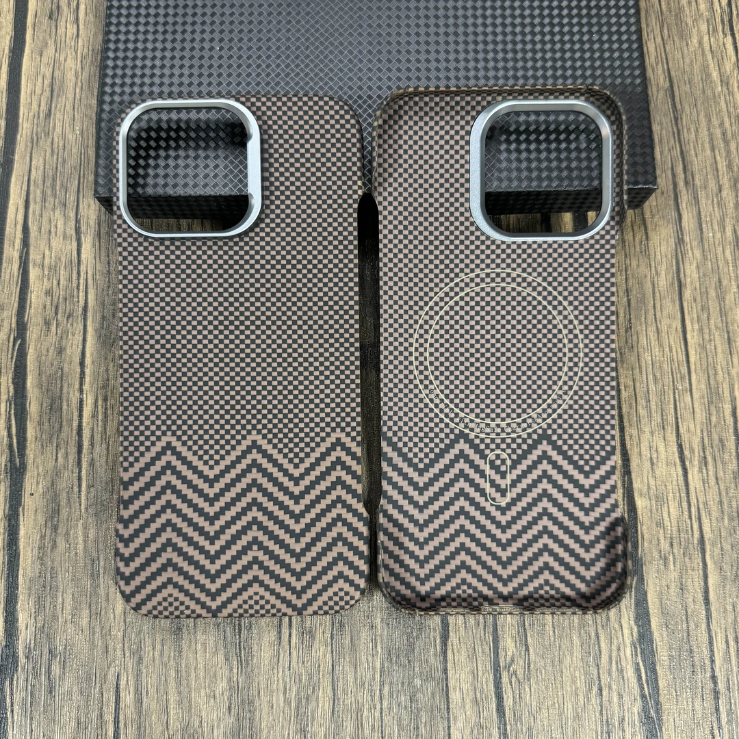 适用苹果16pro/16promax沙漠金凯夫拉纤维无边框磁吸轻薄手机壳