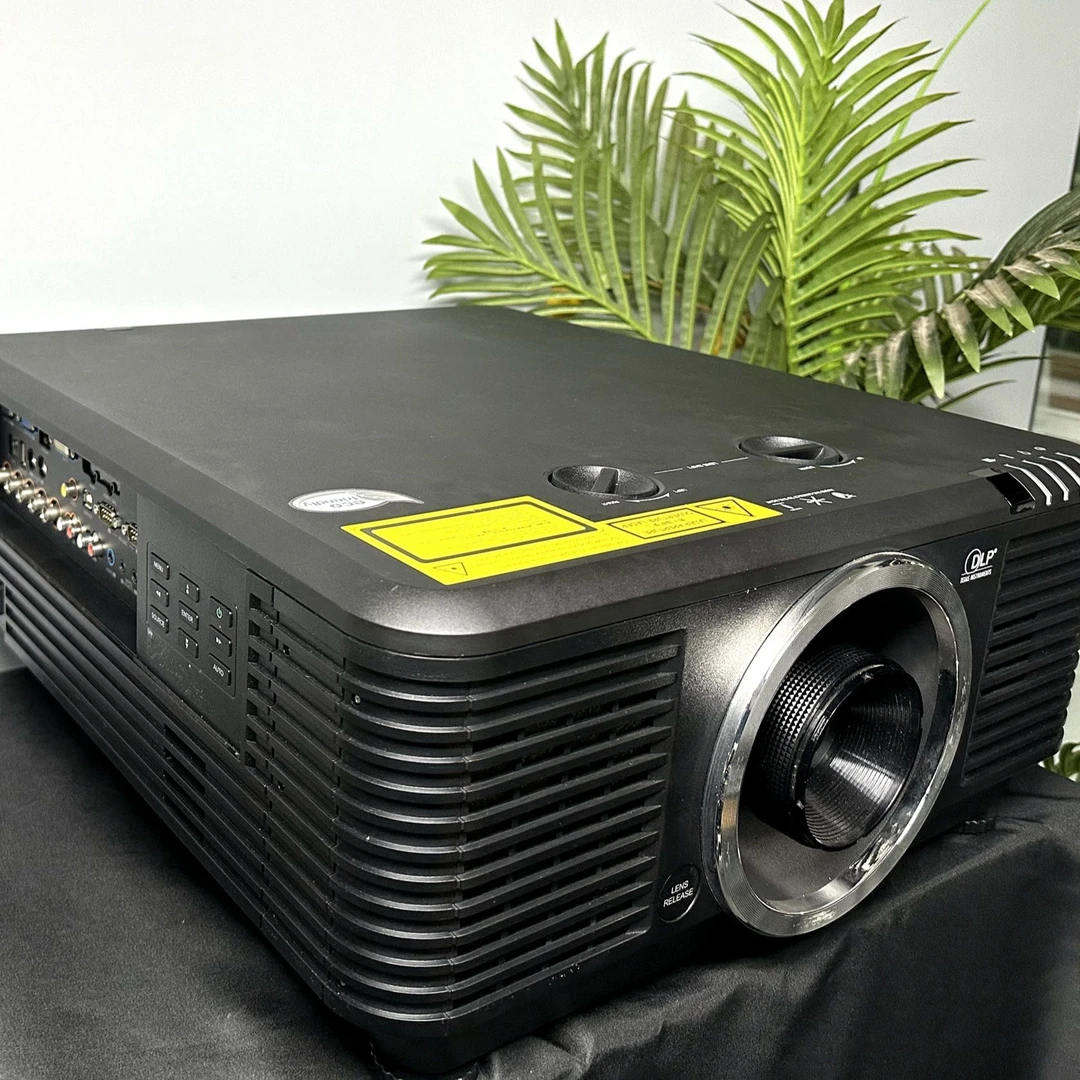 95新  二手型号RU70983激光7000流明1920*1200带3D配件齐全