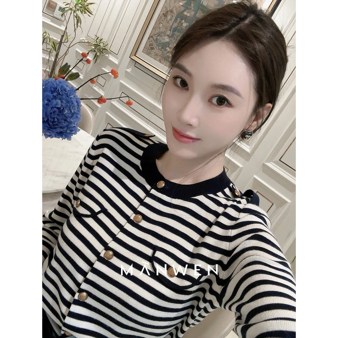 【曼文kiki】金扣凯旋门  chao细美丽诺藏蓝条纹羊毛针织衫 MANQ146