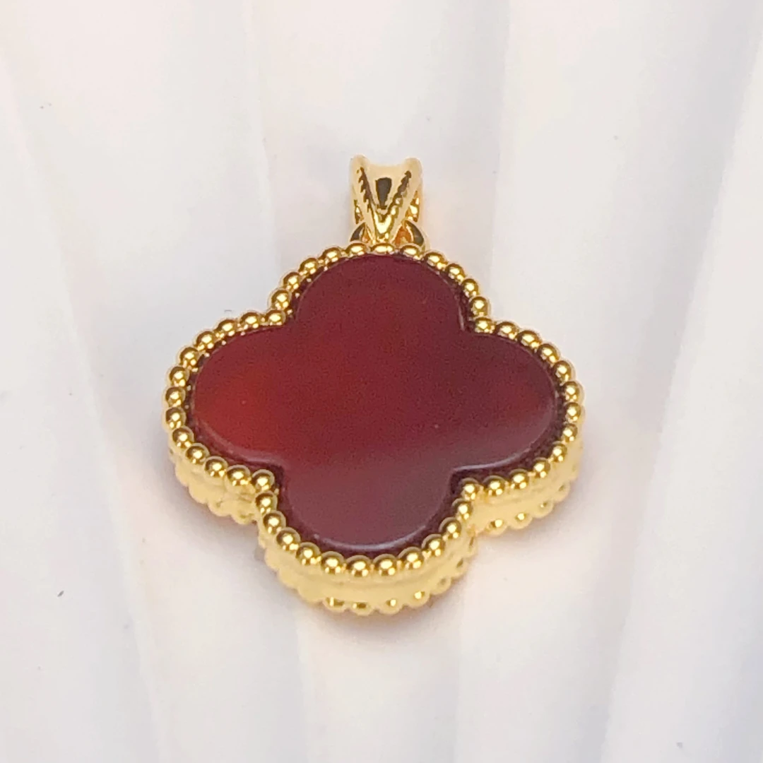 足金999 精美时尚经典四叶草吊坠，简约的设计，为你增添一抹亮色。