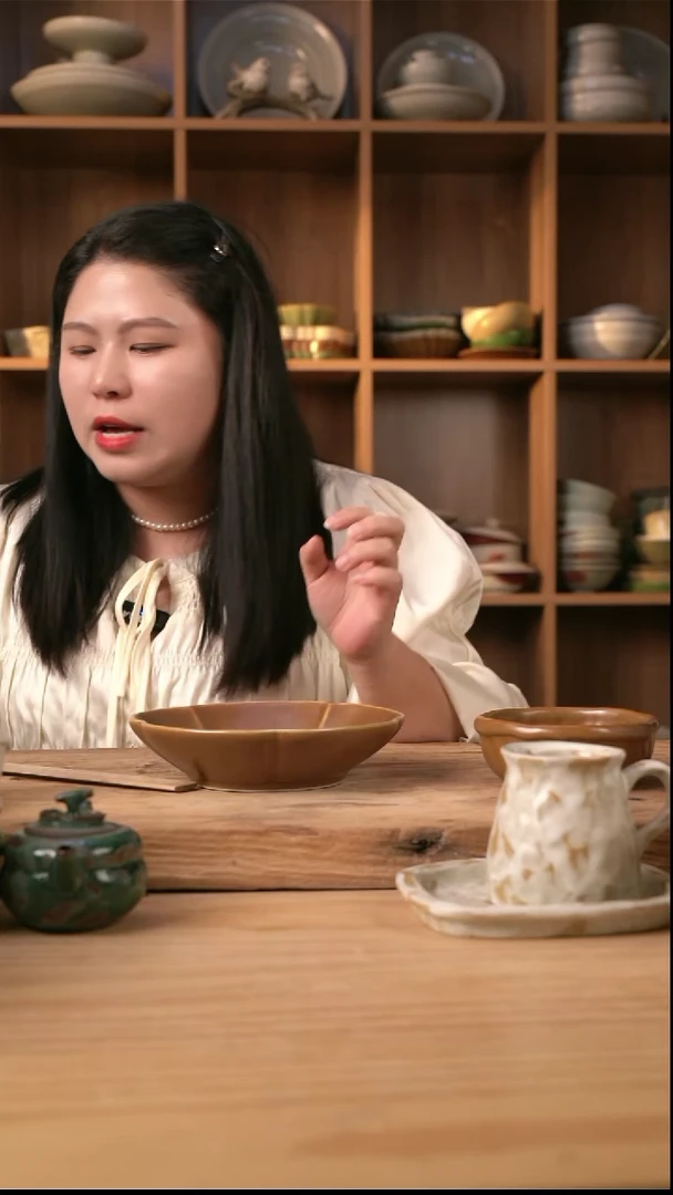 【闪购商品】棕色的8英寸的花口盘