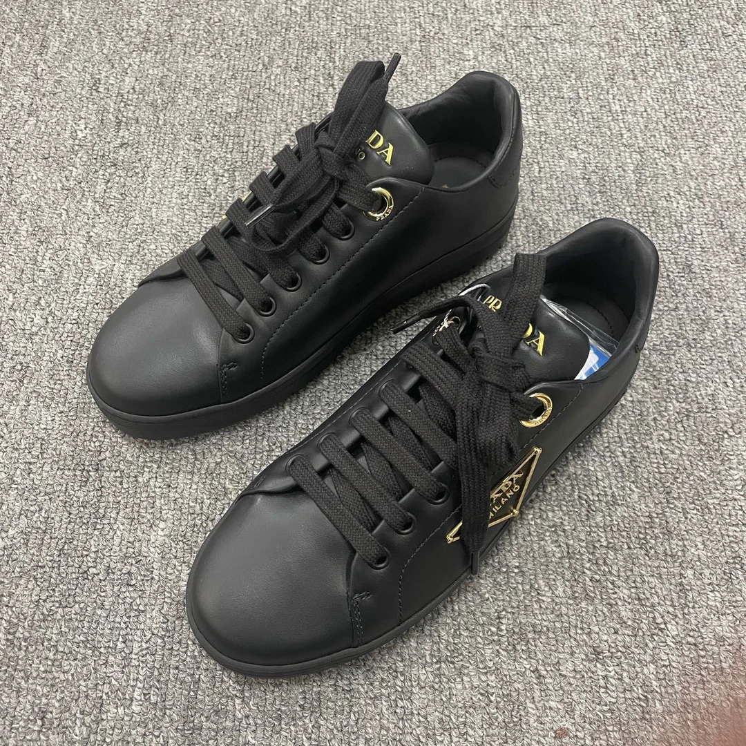 99新 Prada/普拉达  （有盒）低帮板鞋 36.5码/4581