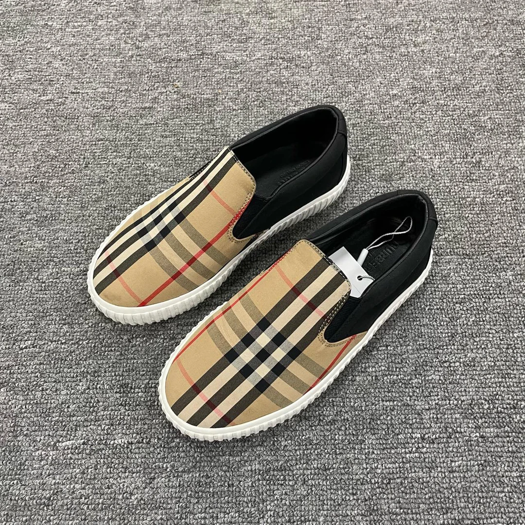 Burberry/博柏利 低帮套脚低帮时尚板鞋 35码/4438