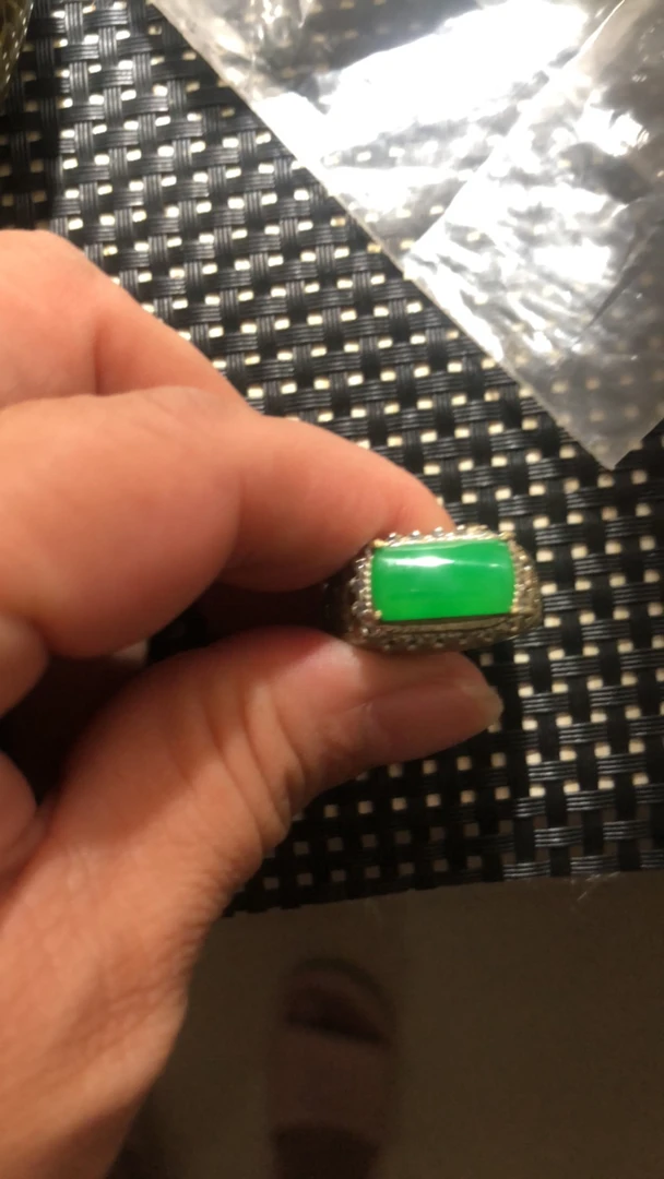 天然翡翠高冰阳绿