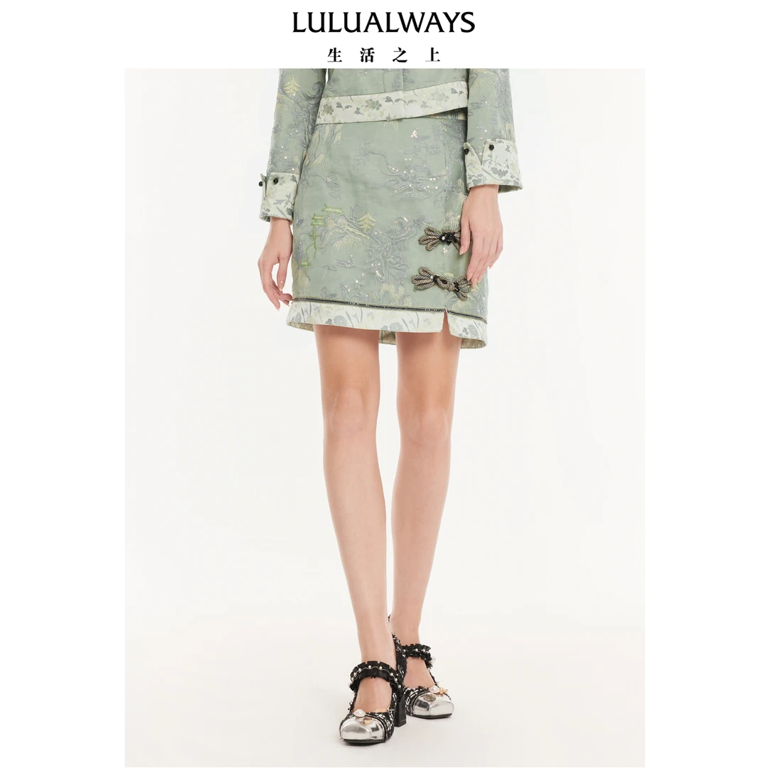 LULUALWAYS 24秋季新款显瘦侧开叉绣花缎面短款半身裙LPC4051