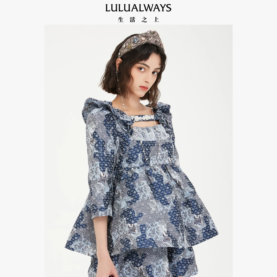 LULUALWAYS 冬季公主风珍珠装饰蓝色时尚收腰上衣LND2032
