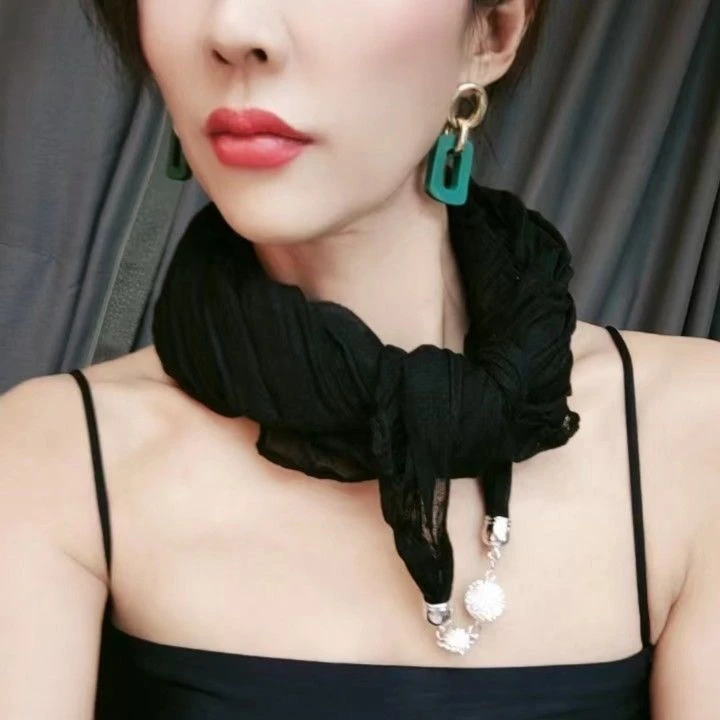 女士时尚纯色褶皱围巾吊坠款磁扣项链围巾棉麻方巾保暖护颈多功能