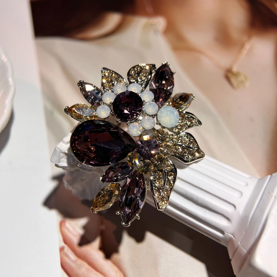 铜合金仿水晶胸针 禧娘娘简约经典高档胸针-镶钻紫金白花丛J2349