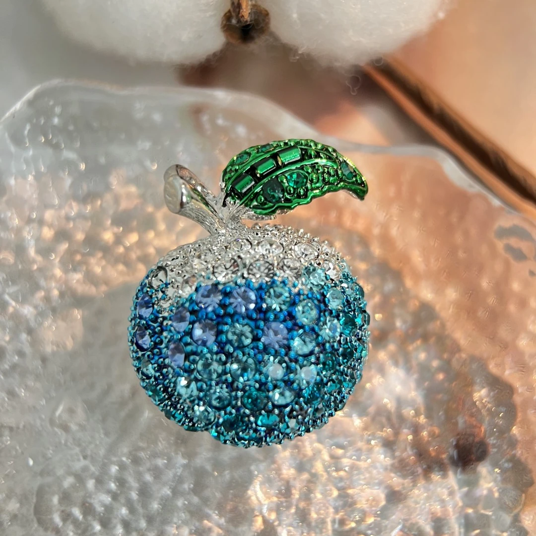 铜合金仿水晶胸针 澜七-经典百搭大气轻奢-苹果J2158精致简约