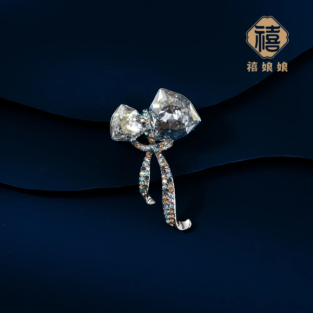 铜合金仿水晶胸针 澜七-轻奢高档如意结胸针-蓝色魅影S1082