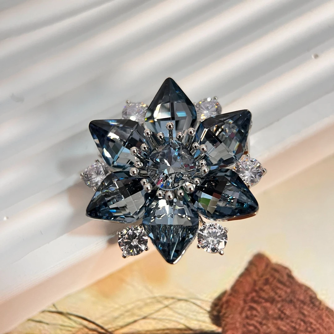 铜合金仿水晶胸针 禧娘娘经典时尚轻奢高档胸针-莲花蓝色小J2274